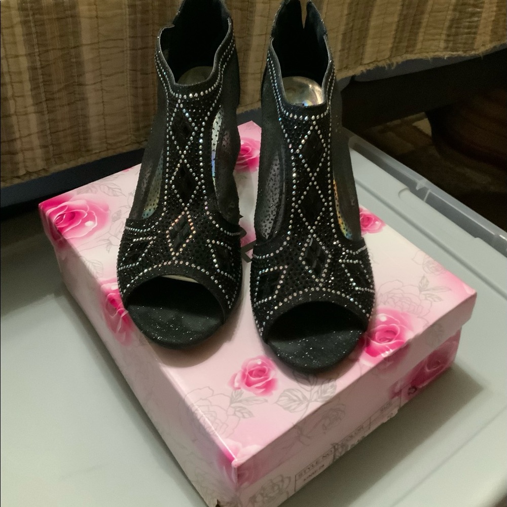 Size 10 Mila Lady Black and Silver Heels
